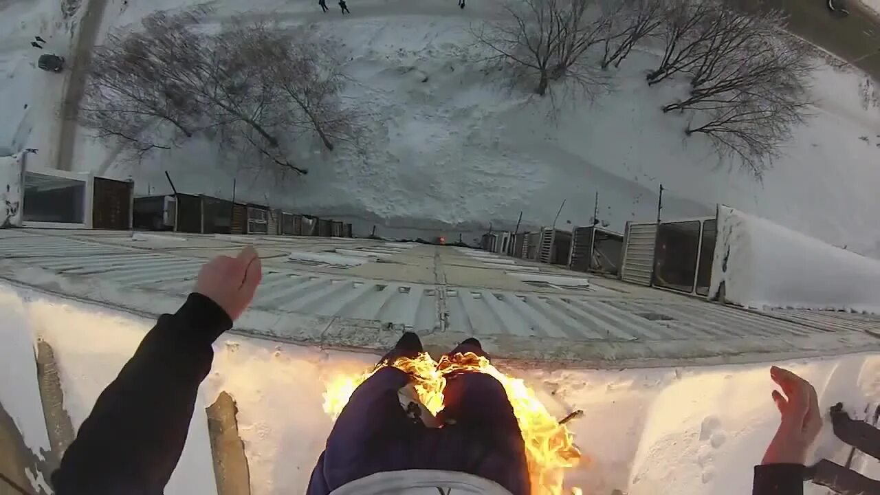 ноги девушки в кровати. руки вид от первого лица. одна дома от первого лица. прыжок с крыши. человек спрыгнул скрыше.