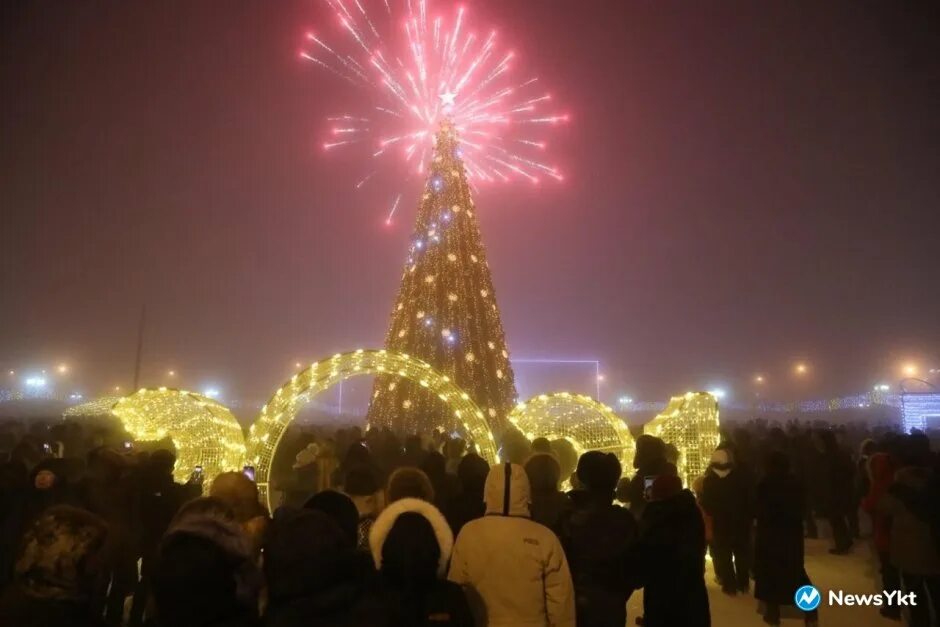 Новогодняя якутия. Якутский салют. Елка якутск 2022. Елка города якутска. Елка на площади ленина якутск 2022.