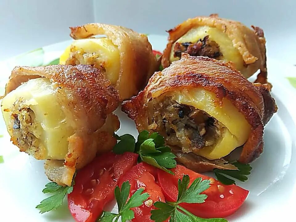 Картофель фаршированный мясом. Картошка фаршированная фаршем. Фаршированная картошка в духовке. Картофель фаршированный беконом. Рецепт фаршированной картошки в духовке