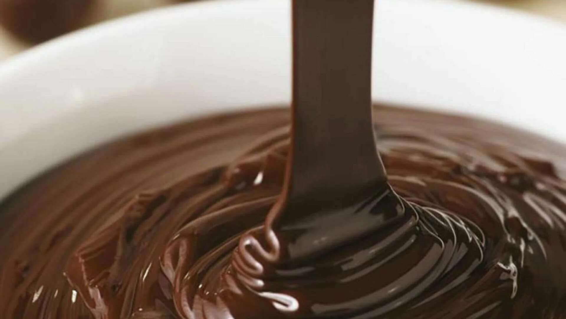 Горячая глазурь. Шоколадная глазурь кувертюр. Шоколадный ганаш. Кувертюр шоколадная шоколадная глазурь. Шоколадная глазурь ганаш.