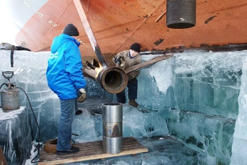 Жатай выморозка. Вымораживание судов в якутии. Выморозка машины. Выморозка кораблей. Выморозка кораблей в якутии.