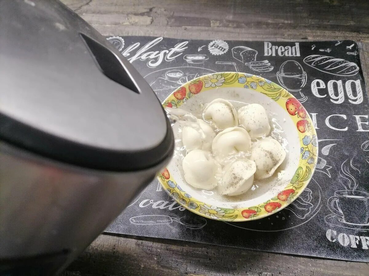 Пельмени в чижике. Сваренные пельмени. Пельмени в микроволновке в тарелке. Пельмени на листе. Готовка пельменей.