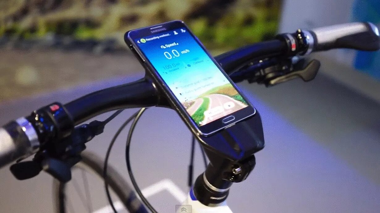 Велосипед заряжающий смартфоны. Умный велосипед. Навигационные гаджеты для велосипедистов. Велосипед заряжает гаджеты.
