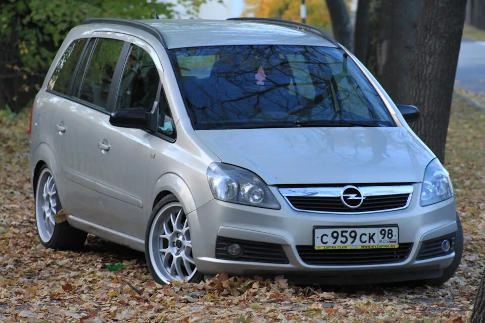 Накладки бампера на zafira b 2009г. Opel zafira 2006. 6 cng ecoflex. Опель зафира б серая с черными наклейками фото. Опель зафира 2010.