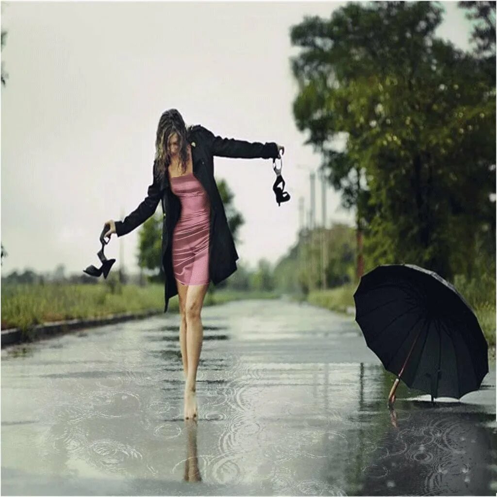 Утро после дождя было славное песок. Девушка под дождем. Девушка убегает. Девушка идет. Девушка в луже под дождем.