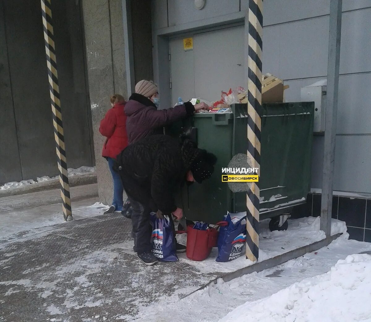 Против россии ввели пакет. Пенсионеры роются в мусорных Баках. Пятерочка мусорка роются. Пенсионеры у мусорных баков Пятерочке.