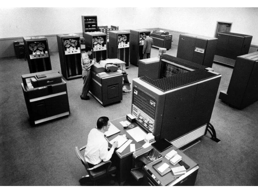 Ibm работа. IBM 704. IBM 704 Computer. IBM 2 поколения. ПК IBM 704 1954.