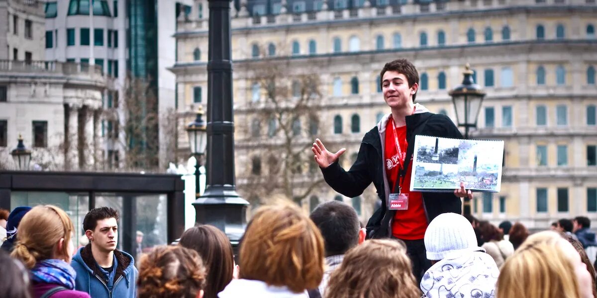 Гид в кратце рассказал. Знания гида. Гид проводник это человек который. Экскурсия с гидом. Европейские женщины.