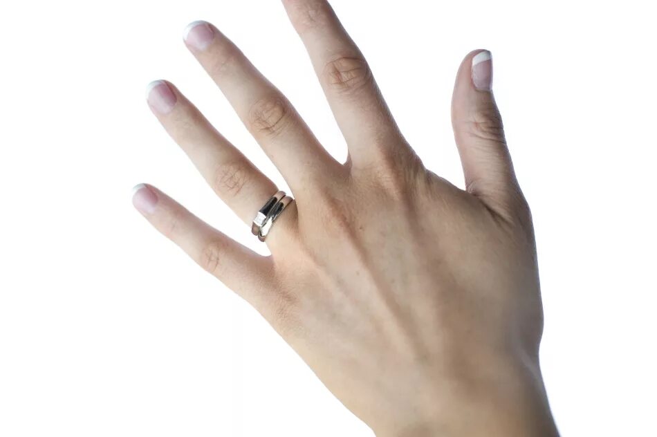 Подобрать кольцо на указательном пальце. Кольцо вдовы. Безымянный палец обручальное кольцо мужское. Кольцо на среднем пальце левой руки.