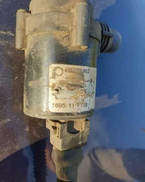 Помпа на бмв е39 2л. Помпа бмв е39. Доп помпа бмв е39. Помпа бмв е38. Клапана печки с доп помпой е39.