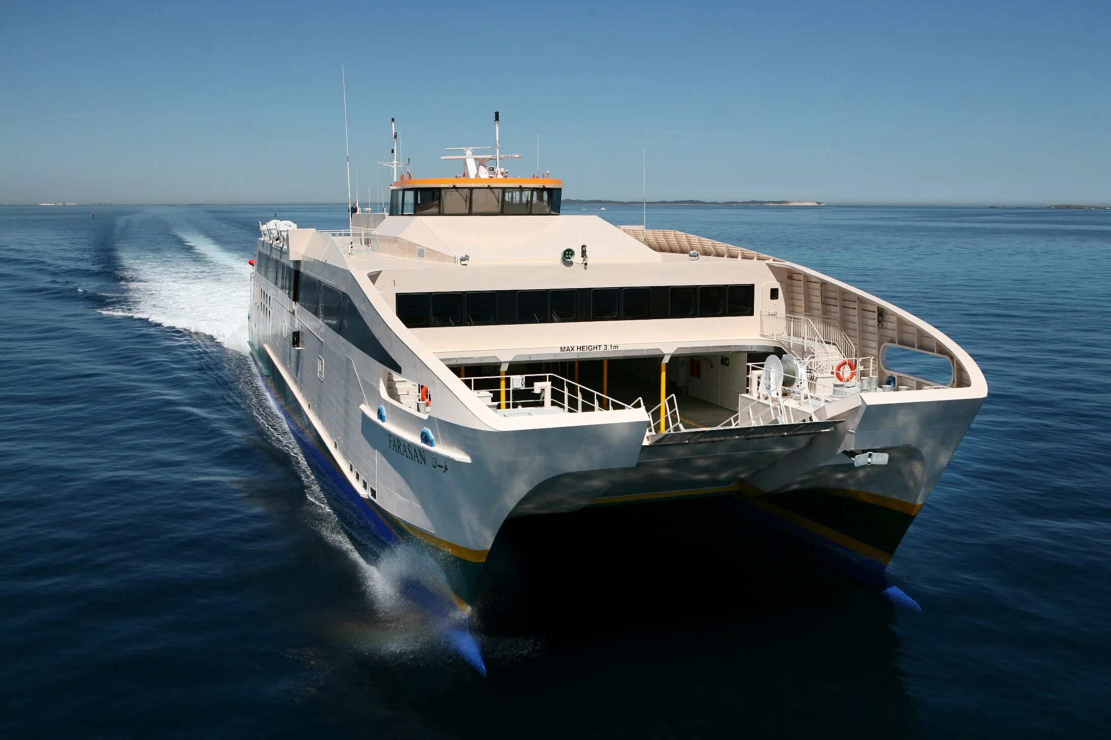 Судно катамаран. Катамаран hsc150. hsc150b судно катамаран. судно катамаран тримаран. яхта тримаран океанская.