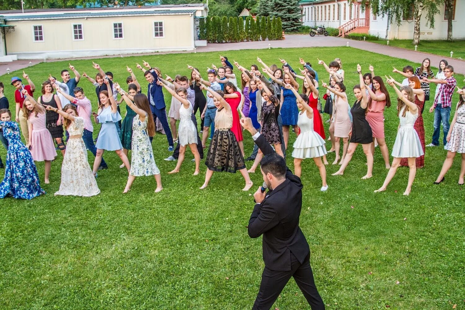 Идеи для выпускного 9. Выпускной на природе. Выпускной на природе 11 класс. Фотосессия на выпускной. Выпускной 9 класс.