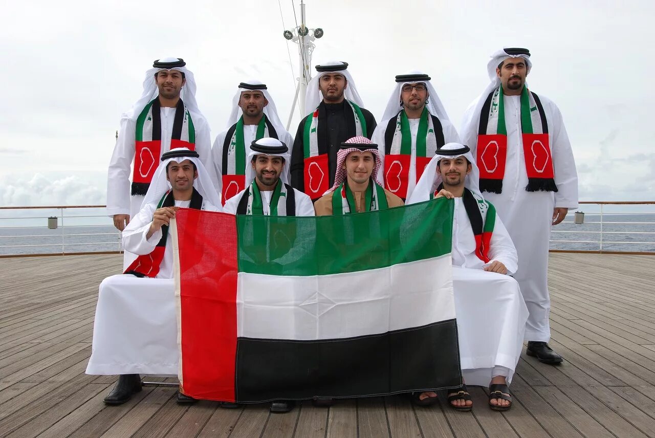 Объединенные арабские эмираты население. Объединенные арабские эмираты арабы. Национальная одежда ОАЭ. Народы ОАЭ.