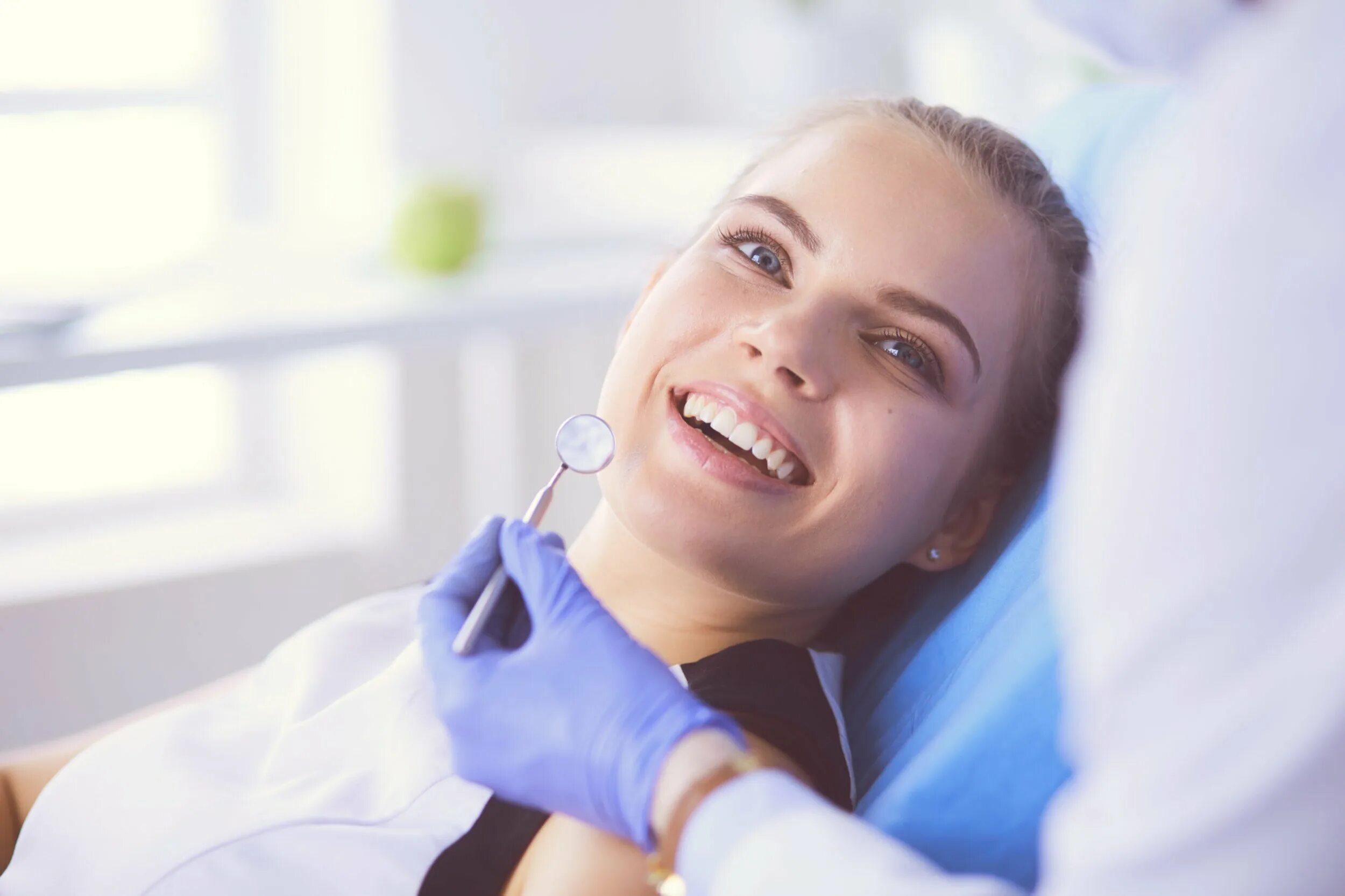 Стоматолог цена отзывы. Отбеливание зубов amazing White. Стоматология фотосессия. Девушка стоматолог. Взрослая стоматология.