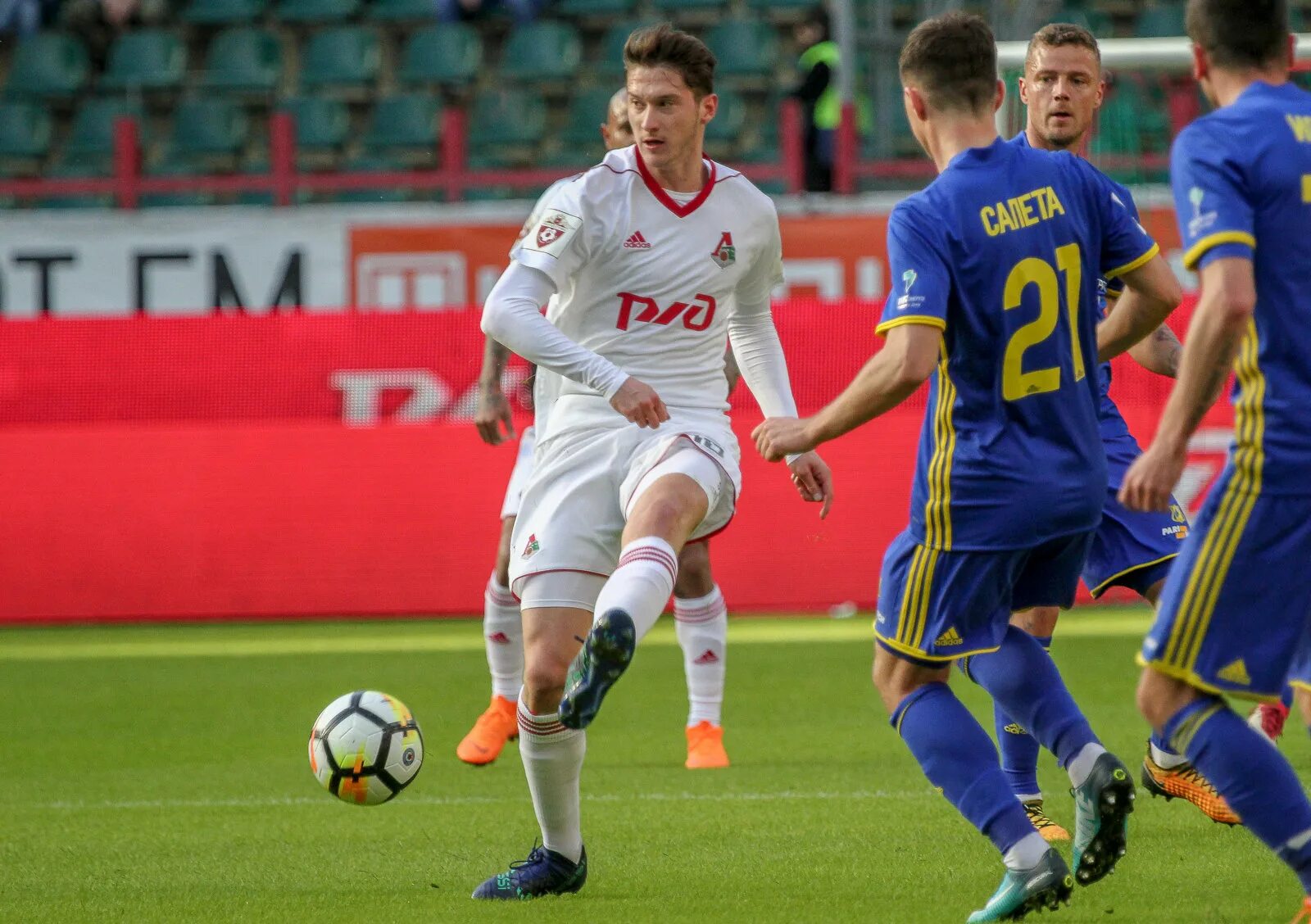 Спортбокс футбол россии. Игрок Алексеев Локомотив. Рыбальченко футболист Локомотив. Локомотив 2017.