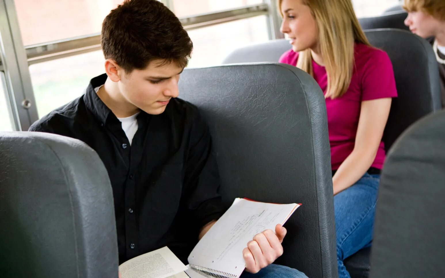 Студенты в автобусе. Подростки в автобусе. Студенческий автобус. Чтение в транспорте.
