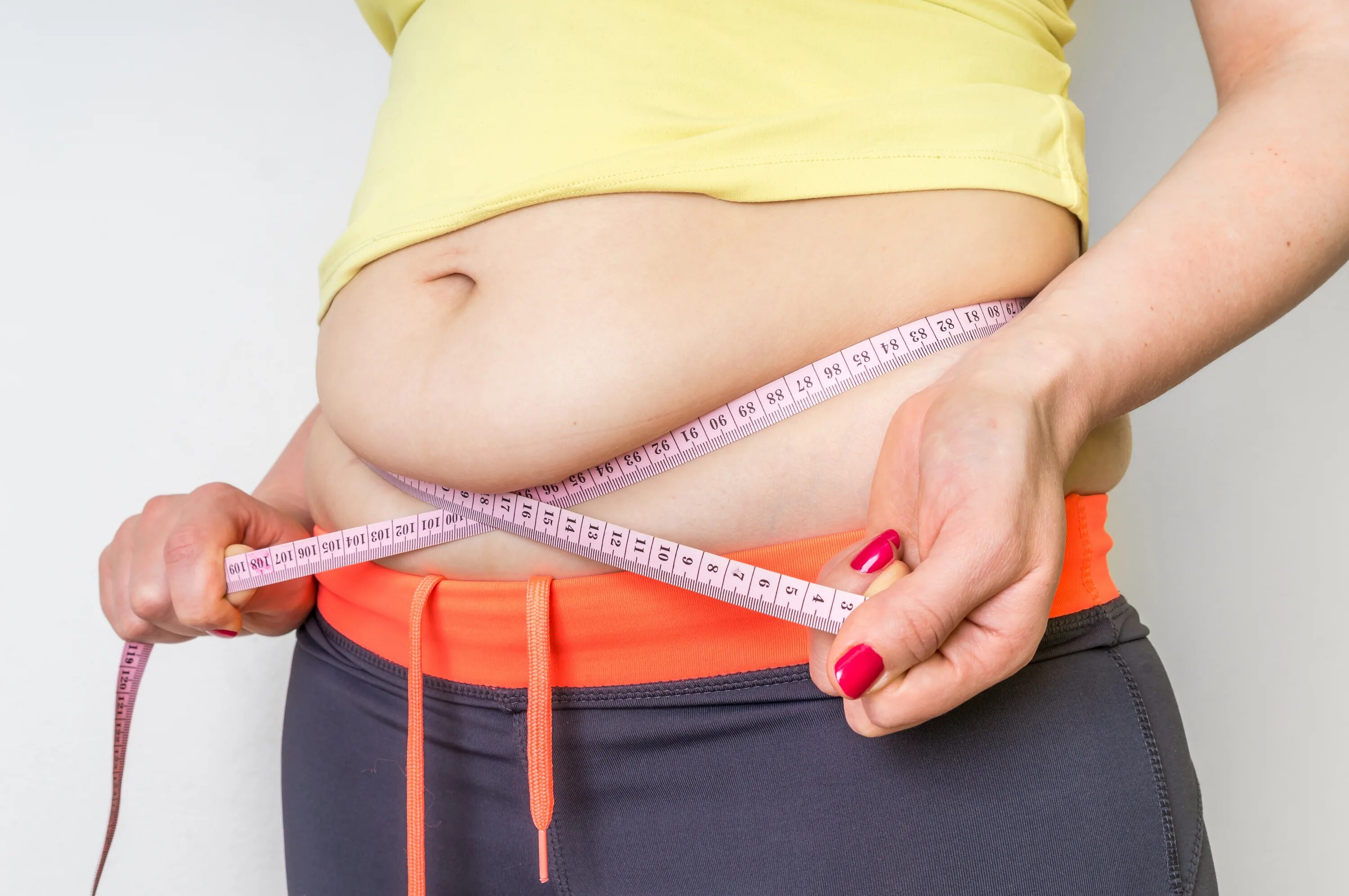 Лишний вес у женщин после 50. Лишний вес на животе. Жировые складки на животе у женщин. Лишний вес на животе у женщин.