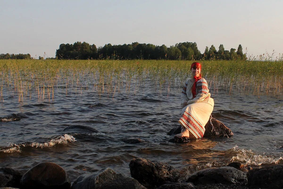 Олечка на озере. Однажды обходя окрестности Онежского озера отец. Влюбленная парочка скульптура на Онежском озере.