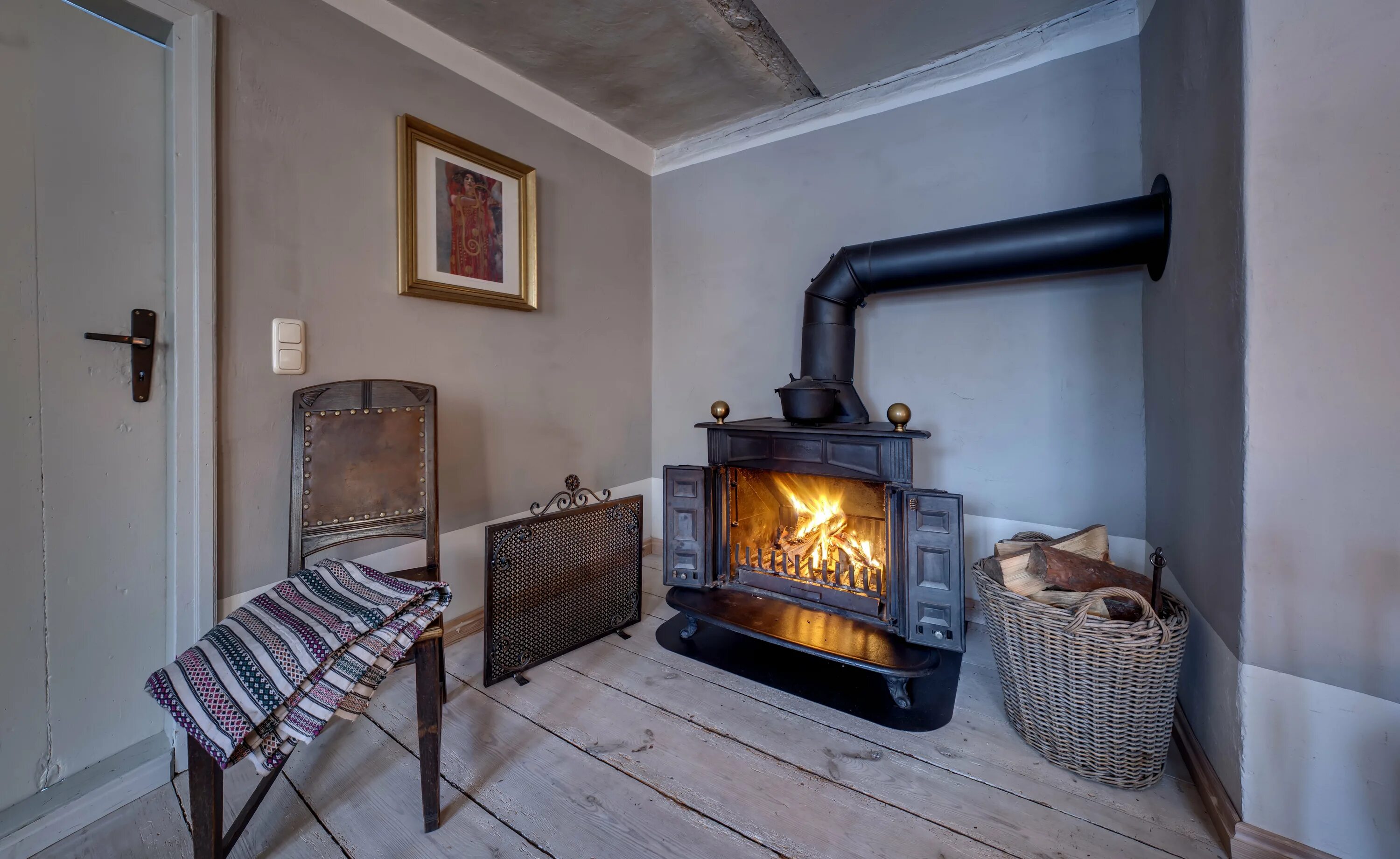 Дровяная печь буржуйка чугунная. Французская печь буржуйка. Буржуйка в доме. Чугунная дровяная печь morso. Печь камин вермонт.