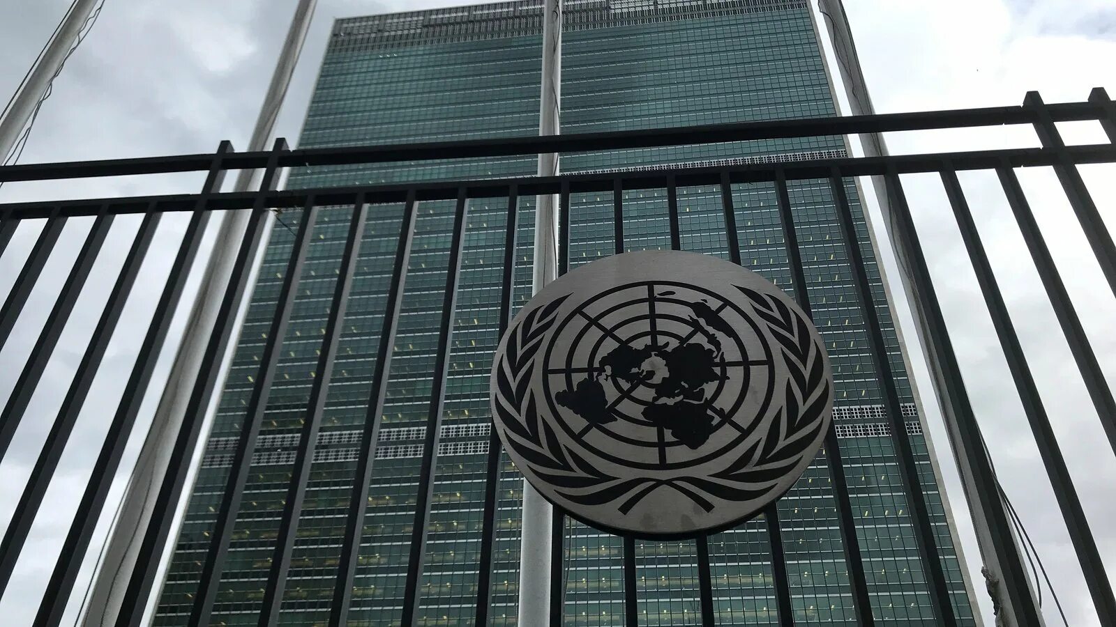 Оон какой город. Генеральная Ассамблея ООН Нью-Йорк. Здание Генеральной Ассамблеи ООН В Нью-Йорке. Генассамблея ООН здание. Зал ООН В Нью-Йорке.