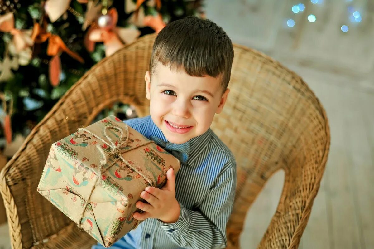 Будут подарки детям. Подарки для детей. Подарок мальчику. Ребенок с подарком в руках. Новогодние подарки для мальчиков.