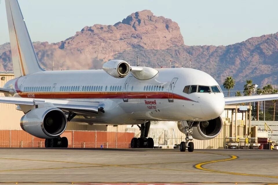 Двигатель боинг 747. Самолет 5 двигателей. Самолет 5 двигателей. Боинг 747 с 5 двигателями. Боинг 747 с пятым двигателем.