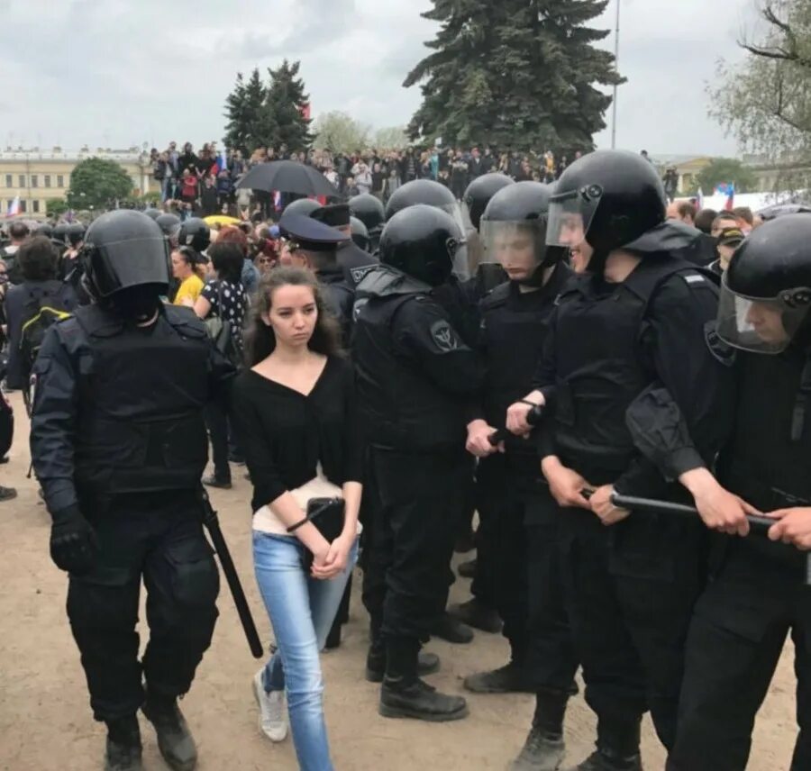 Женщина ОМОНОВЕЦ. ОМОН девушки. Девушки полицейские на митинге. Красивые девушки на митинге.