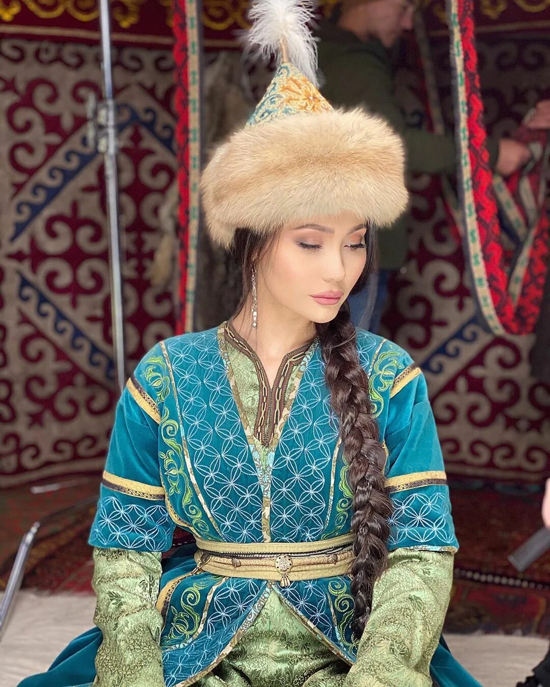 киргизистан национальная одежда. нация кыргызка. девушка в казахском костюме. костюм казахский девушки. казахский костюм женский.