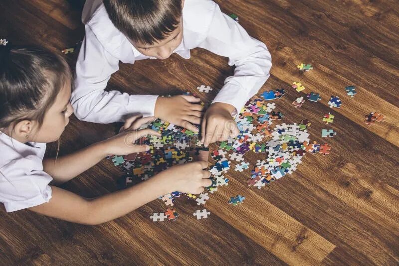 Kids puzzle games. Клипарт дети в детском саду. Складываем пазлы для детей. Игры пазлы для детей. Ребенок с паззлом.