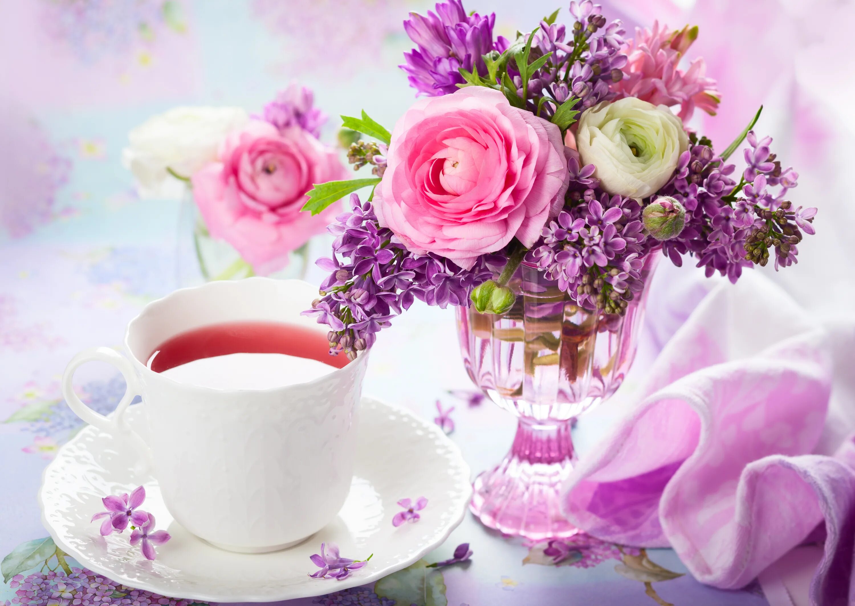 Цветы утром картинки. Утренние цветы. Цветы в чашке. Открытки с добрым утром. Нежное утро.