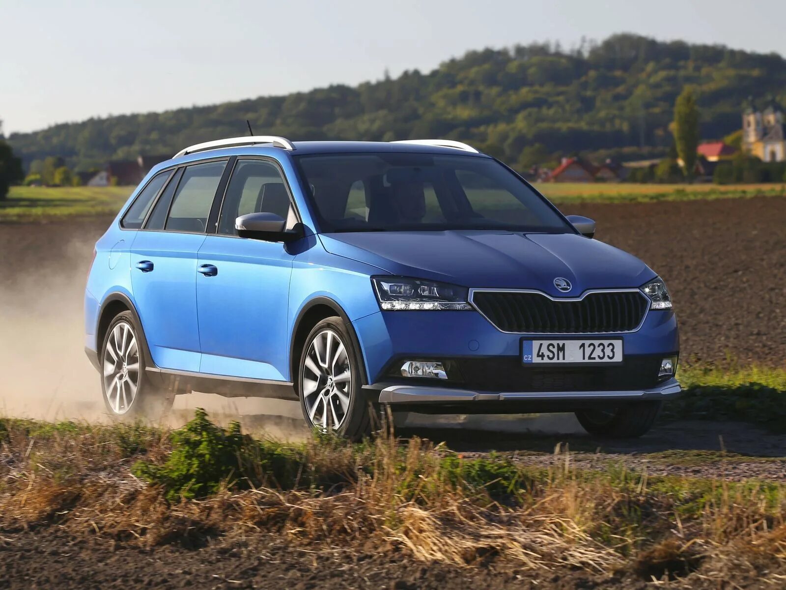 Фабия комби. Skoda Fabia Combi SCOUTLINE. Skoda Fabia Combi 2019. Skoda Fabia Scout 2022. Шкода Фабия Комби новая.