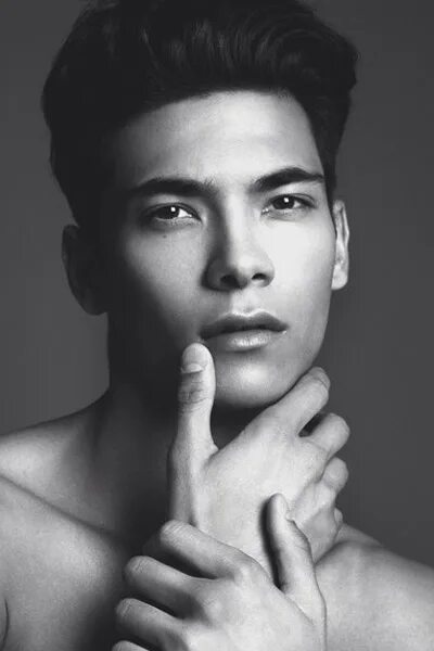 Как должно выглядеть портфолио модели мужчины. Riccardo chojwa певец. Чехи мужчины внешность. Артур м5. Смм агентство вертикаль.