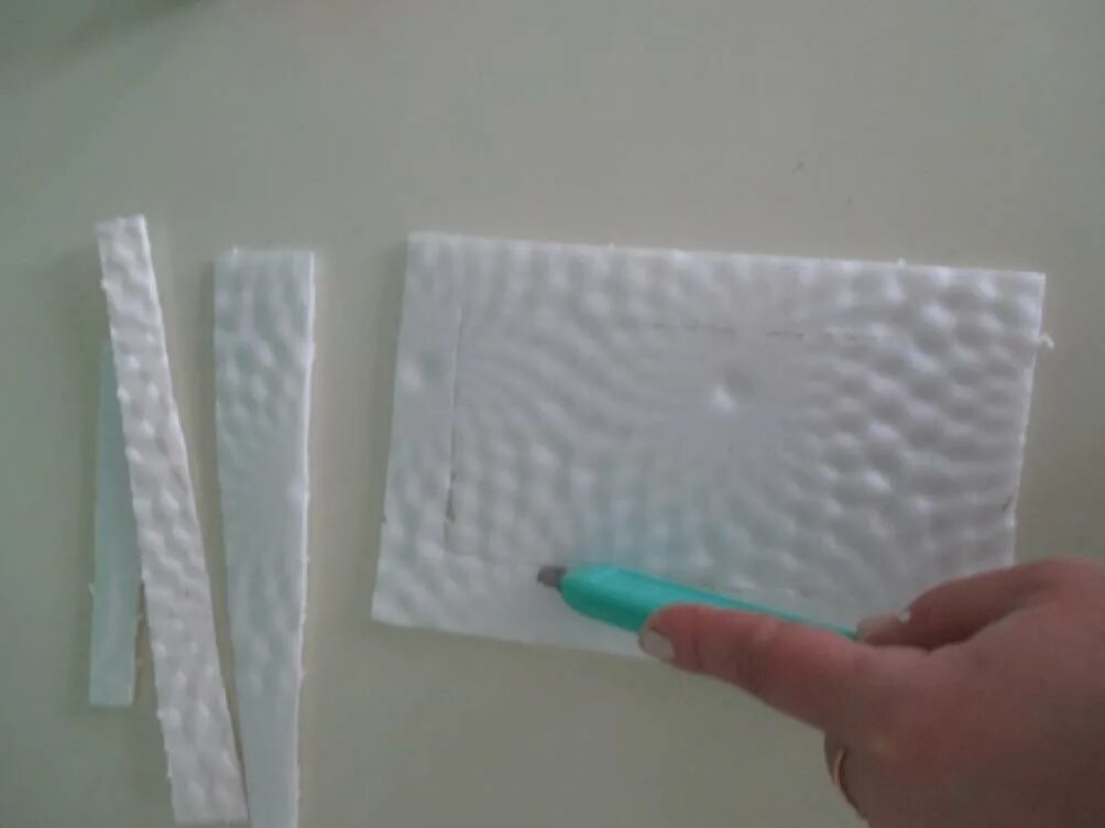 Стены кирпичики из потолочной плитки. Кирпичики из потолочной плитки. кирпичики из потолочной плитки на стену. фотофон из потолочной плитки. кирпичики из потолочной плитки своими руками.