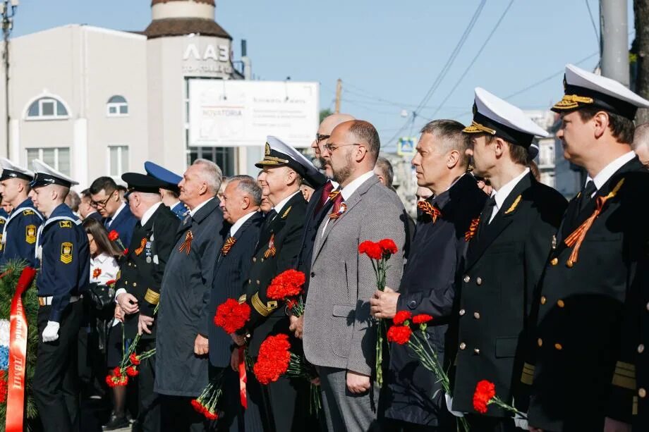 Памятник морякам торгового флота во Владивостоке. 9 Мая 2023 Владивосток. Возложение цветы памятник морякам торгового флота. 9 Мая флот. Морякам торгового флота