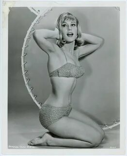 Barbara Eden (1961) .