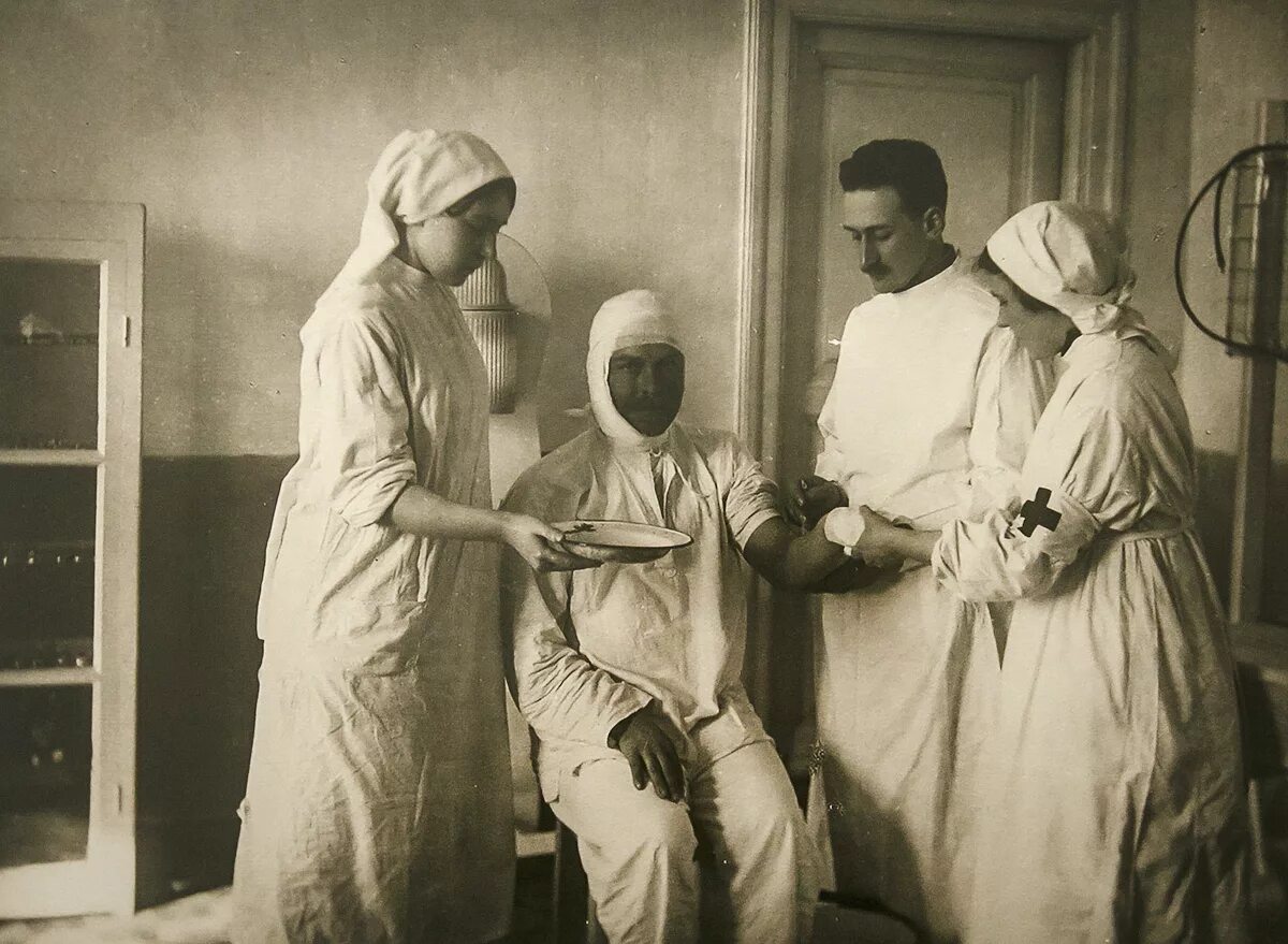 Первый года медициной. Военный госпиталь 19 век. Военный врач 20 века госпиталь.