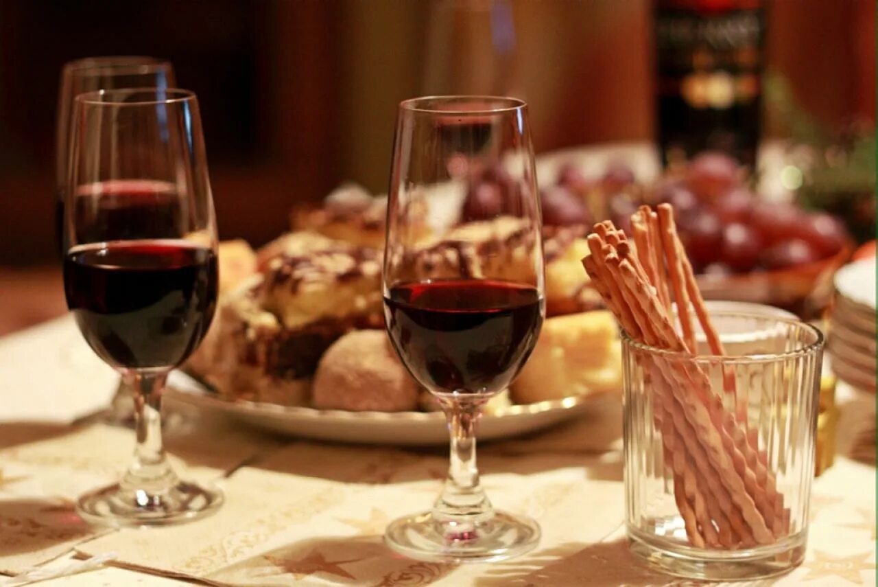 Бокал вина в ресторане. Бокал вина. Фужеры на столе. Бокал вина на столе. Бокал с вином.