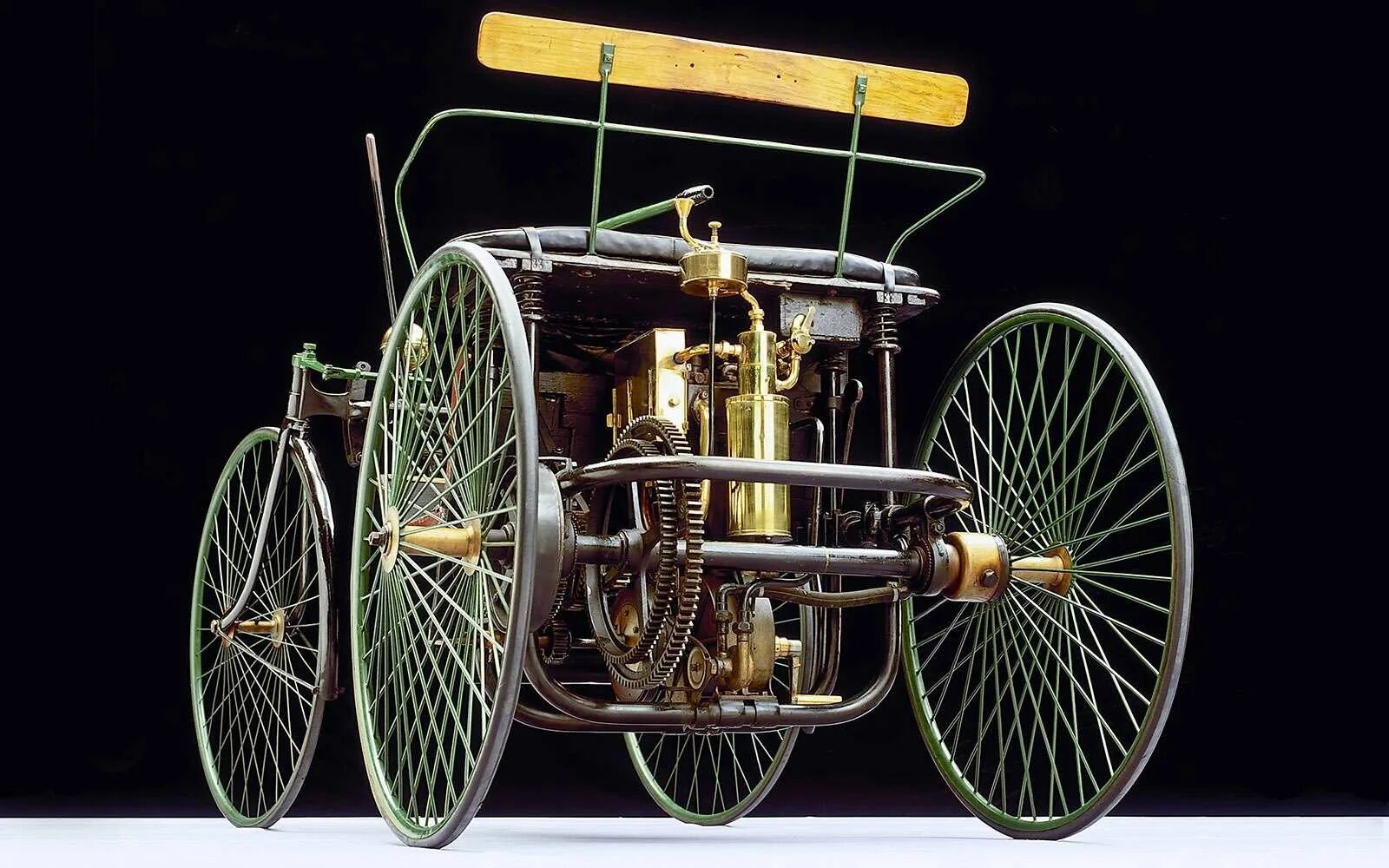 Первая машина механика. Daimler 1889. Автомобиль Даймлера 1889 год. Первый двигатель внутреннего сгорания Даймлер.