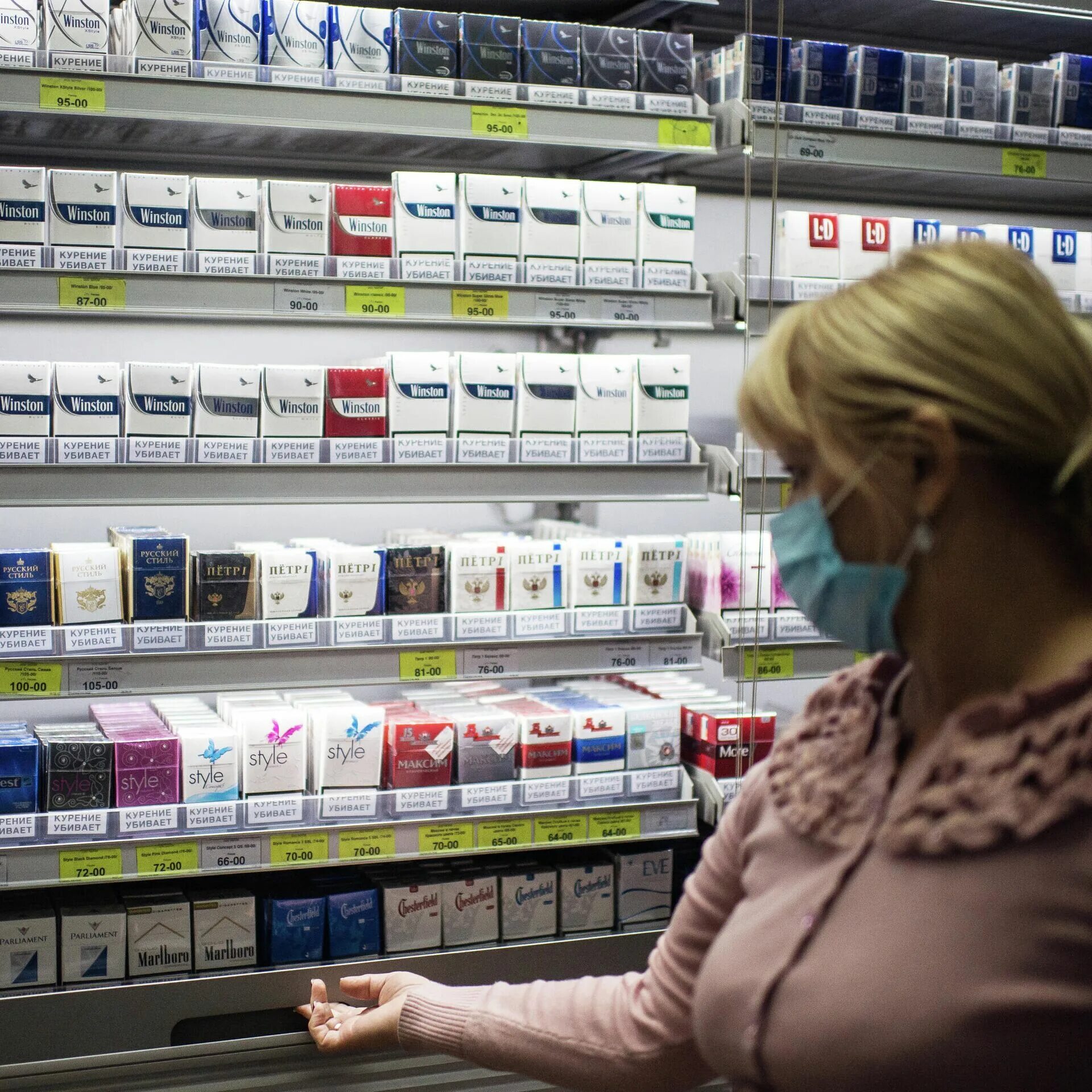 ценники на сигареты в магазинах. ассортимент сигарет в магазине. ценники на сигареты в магазинах. сигареты ассортимент. марки сигарет в 2000.
