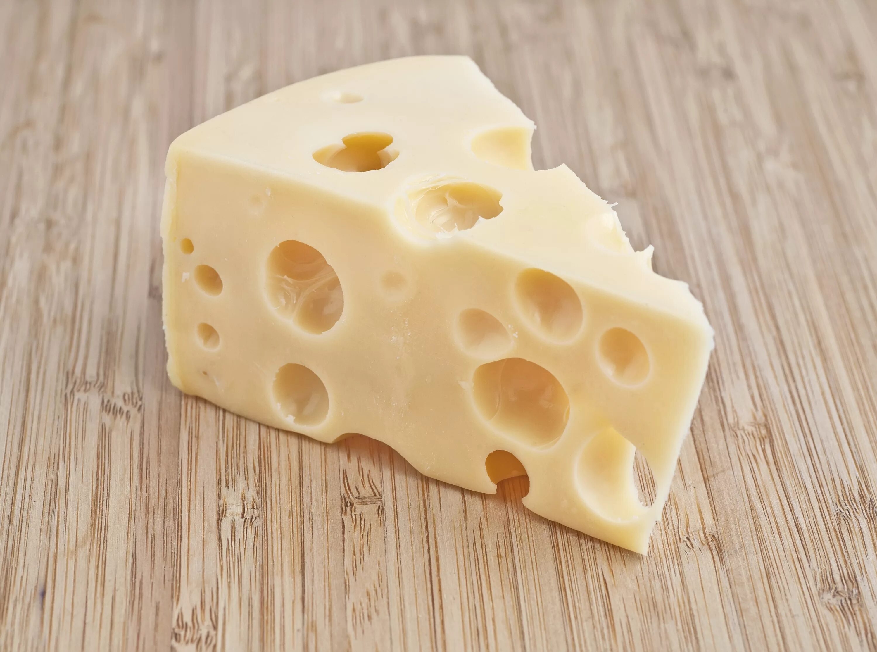Кусок сыра. Дырки в сыре. Твердый сыр с дырочками. Дырявый сыр. Рваный сыр.