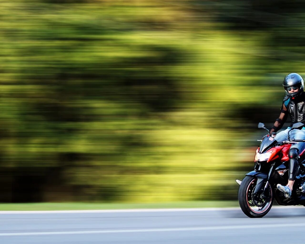Мотоциклист. Парень на мотоцикле едет. Мото картинки. Мотоциклист на дороге. 2009 ducati multistrada.