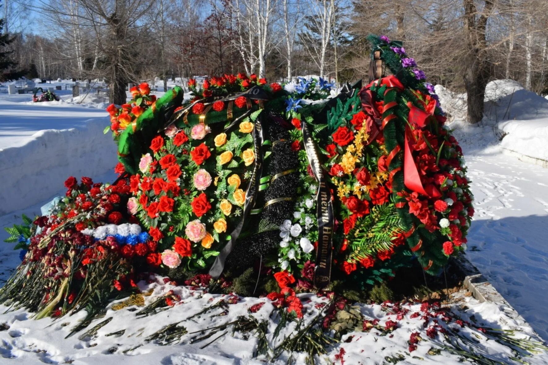 Могила. Могила в цветах. Могила усыпанная цветами. Фото погибших в подмосковье