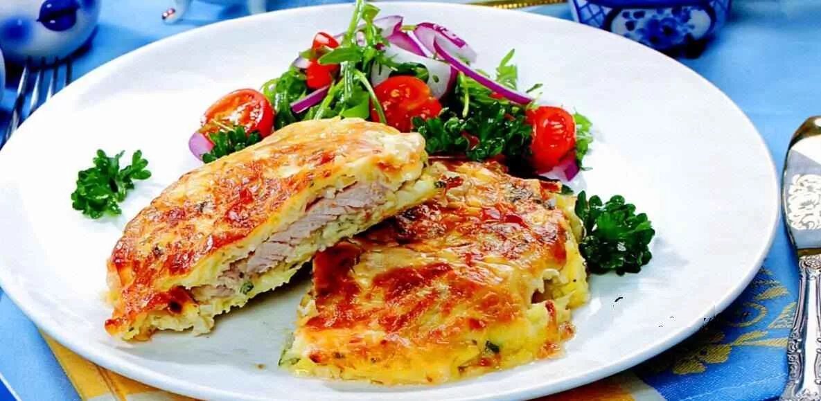 Котлеты в картофельной шубке. Отбивные с картошкой в духовке. Картофель под шубой. Мясо под картофельной шубкой. Мясо под шубой.