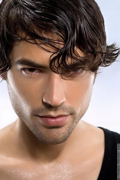 стрижка мокрые волосы муэ мужская. как сделать эффект мокрых волос мужчине. мужские прически с эффектом мокрых волос. взъерошенная прическа мужская. прически для парней.