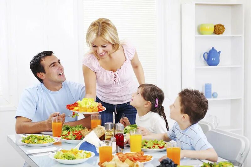 Картинка семья ест. Семейный завтрак. Семья обедает. Семья ужинает. Семья за столом на кухне.