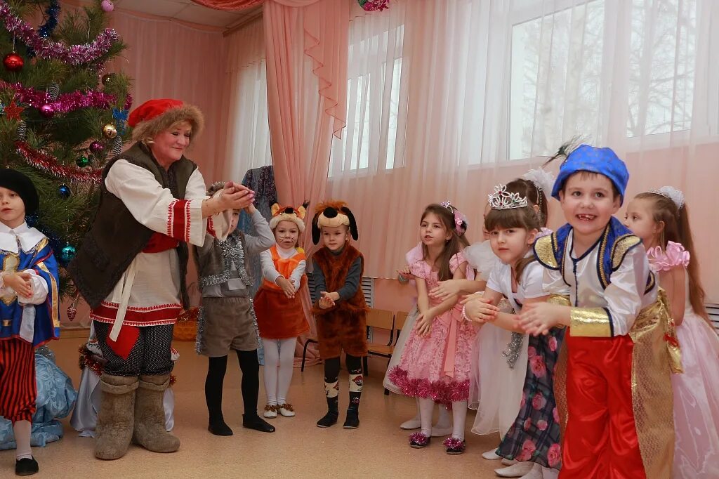 Утренник в саду 2021 новогодний утренник. Новогодний утренник в садике. Новогодний праздник для детей. Сценарий утренника на новый год 2024. Сценарий новогоднего утренника для детей.