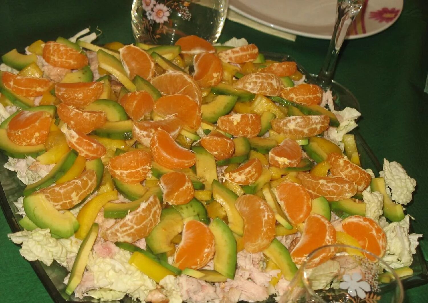 Салат с мандаринами на новый год. Салат с мандаринами и копченой курицей. салат новогодний с мандаринами. салат новогодний с курицей и мандаринами. салат украшенный мандаринами.