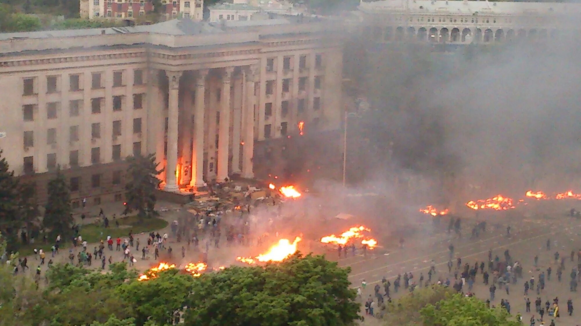 Майдан профсоюзов. Дом профсоюзов в Одессе 2 мая 2014. Одесса 2014 дом профсоюзов. Одесса 2 мая дом профсоюзов. Одесский дом профсоюзов 02.05.2014 год.