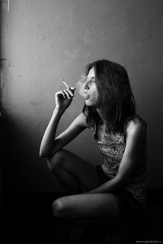 Уставший от всего курю ее. Девушка с сигаретой. Курящая девушка. Девушка в депрессии с сигаретой. Девочки курят.