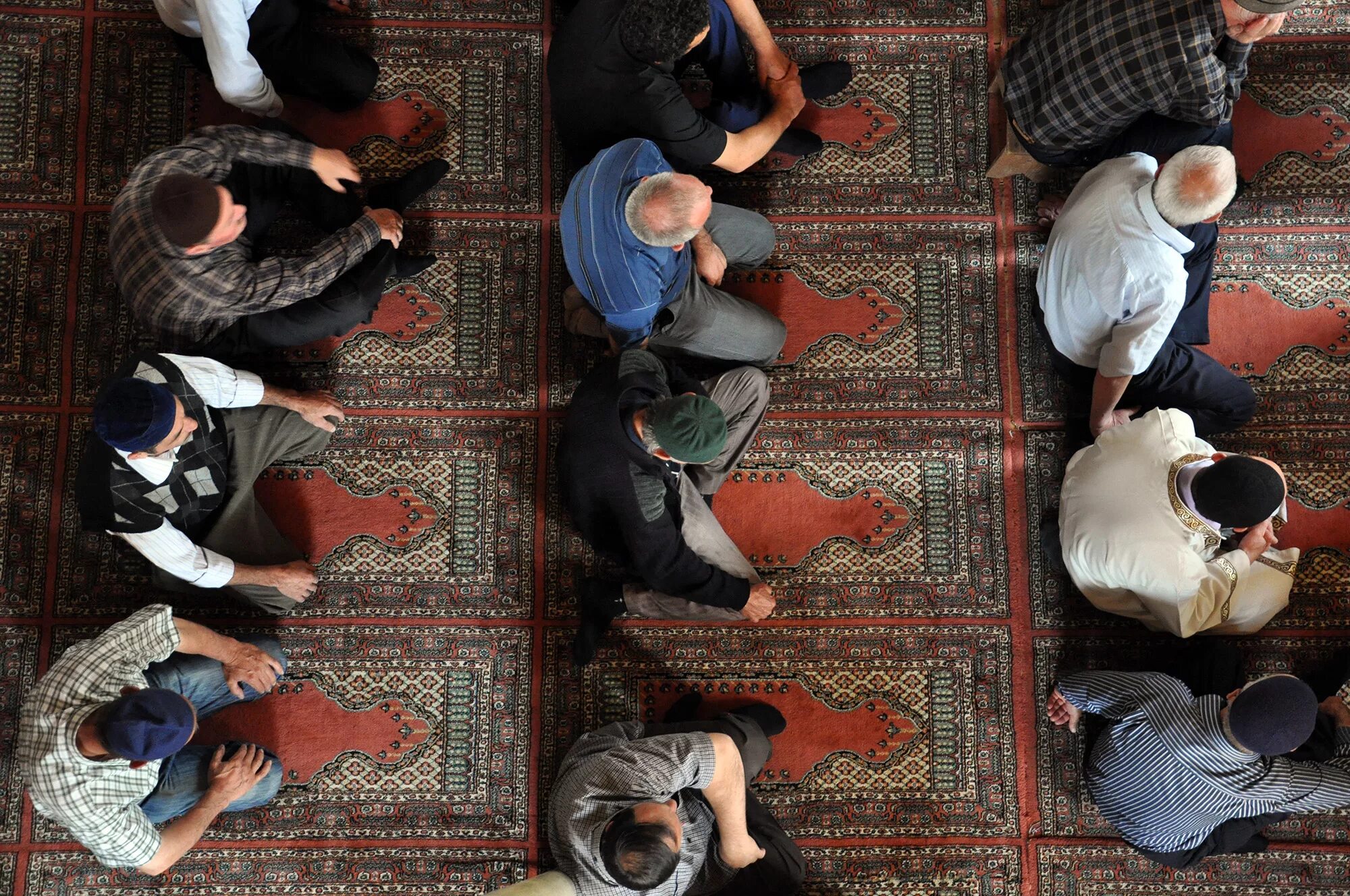 Почему мусульмане совершают намаз. Джума намаз в мечети. Мусульмане в мечети. Молятся в мечети. Люди в мечети.